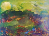 Gelbmond über grüner Landschaft